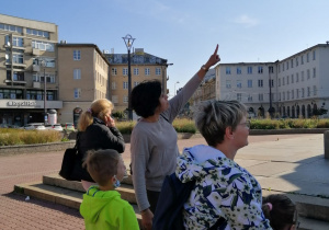 Dzieci przed pomnikiem Tadeusza Kościuszki zasłuchane w informacje przekazywane przez wychowawczynię.